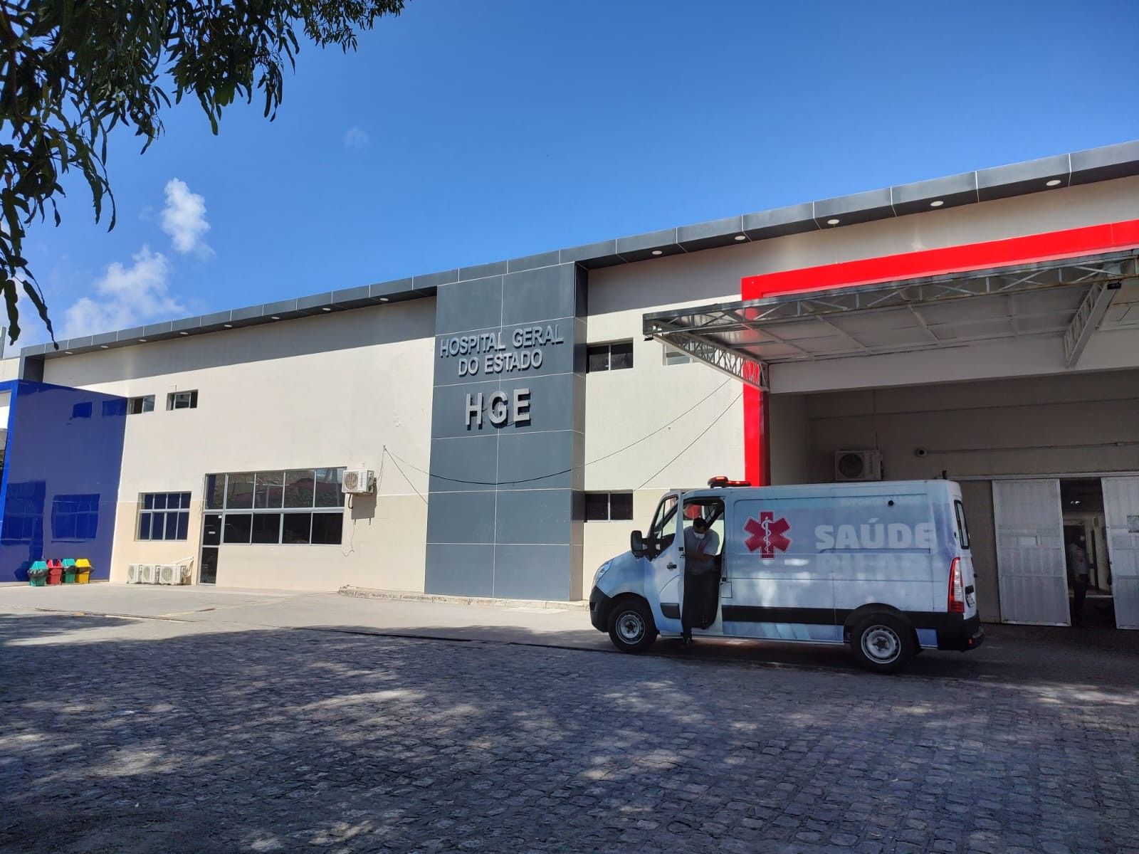 Suspeito de tentativa de homicídio é baleado por policiais ao tentar atacá-los. Reprodução: g1 AL