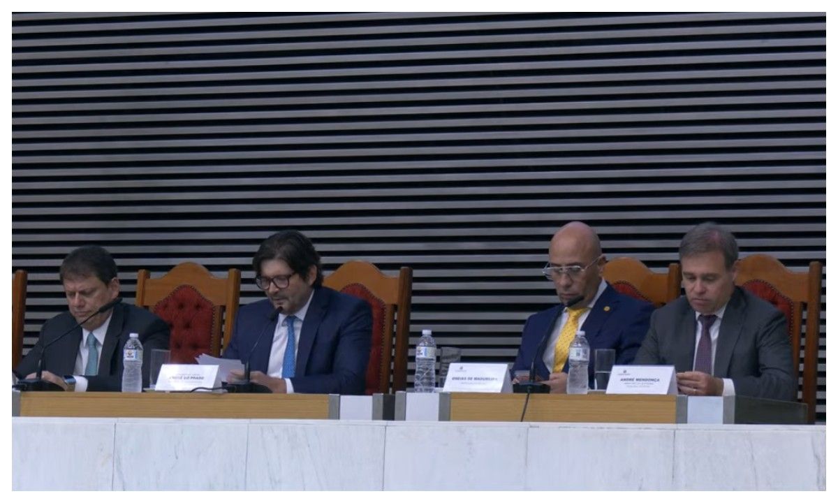 Ministro André Mendonça recebe Colar de Honra na Alesp, com Tarcísio e Nunes presentes.. Reprodução: G1