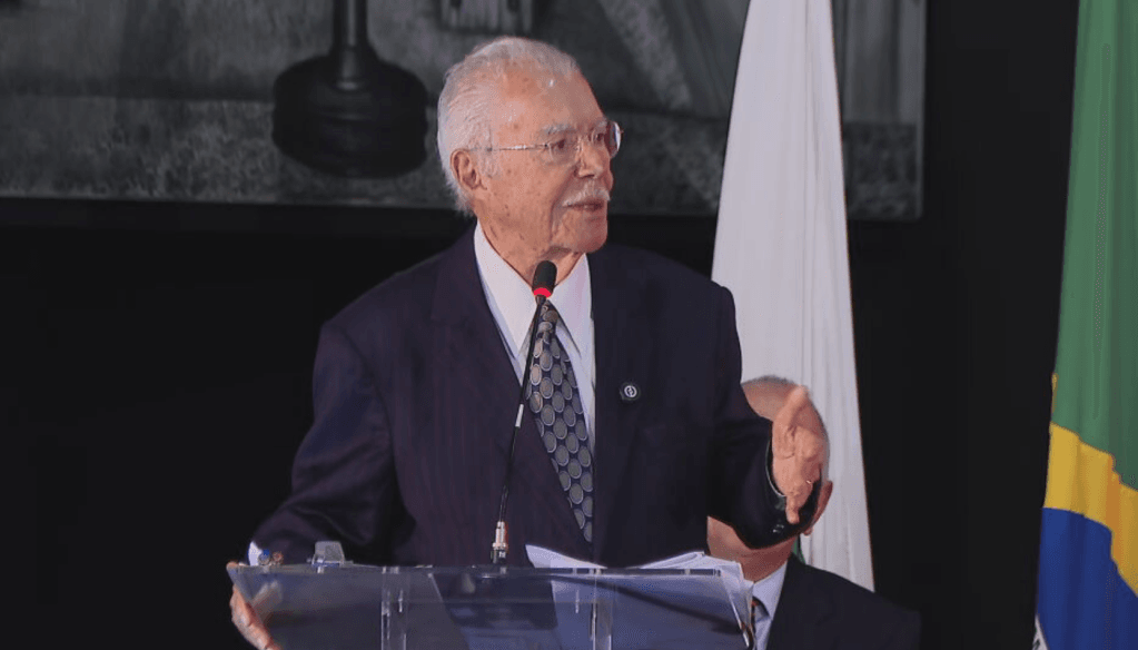 Sarney destaca importância da vigilância na democracia