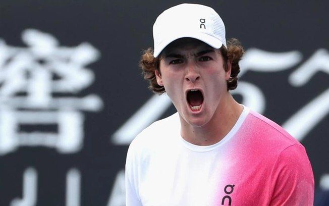 João Fonseca se prepara para sua estreia em Roland Garros, após três derrotas consecutivas. Reprodução: iG
