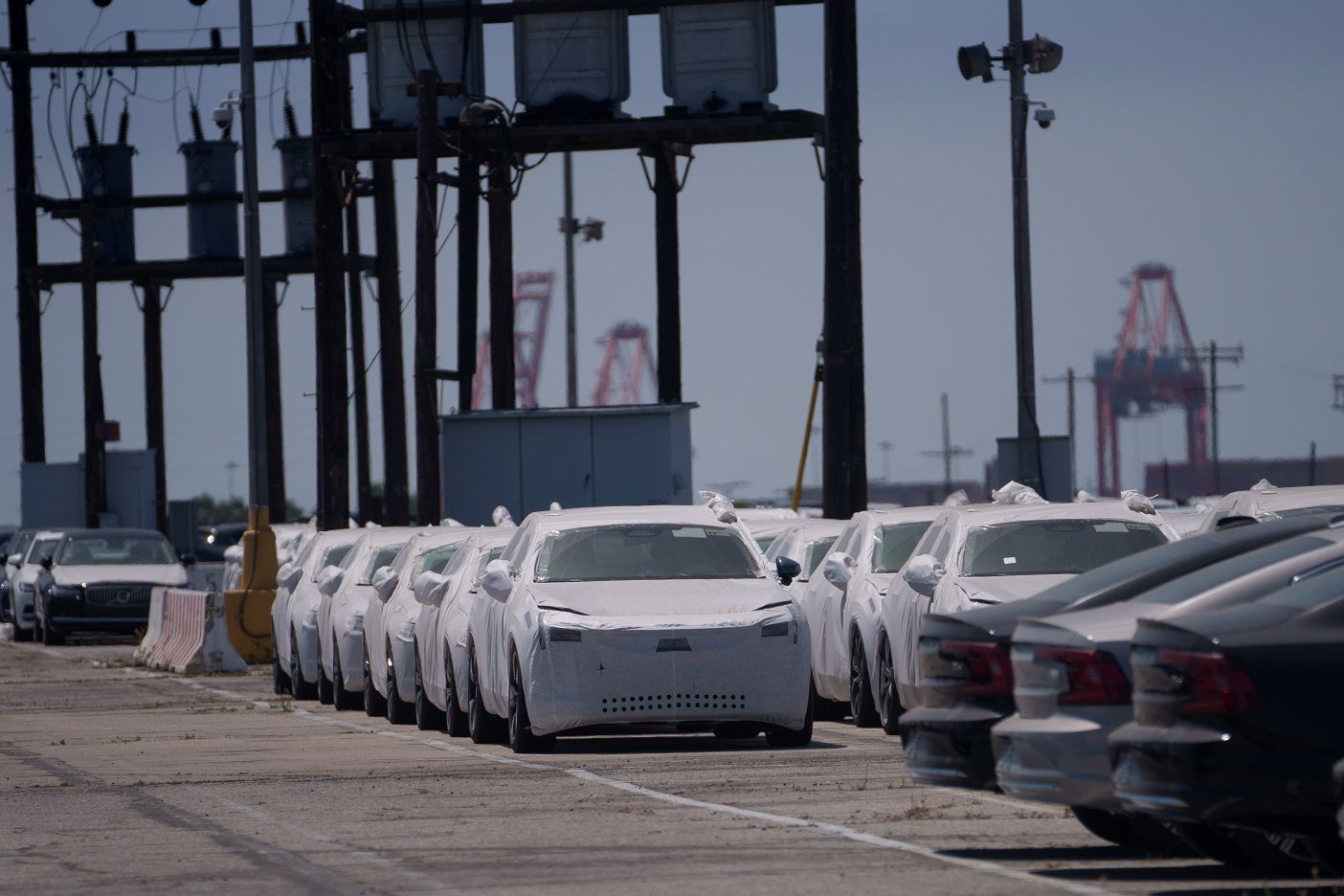 Trump planeja novas tarifas sobre automóveis em abril