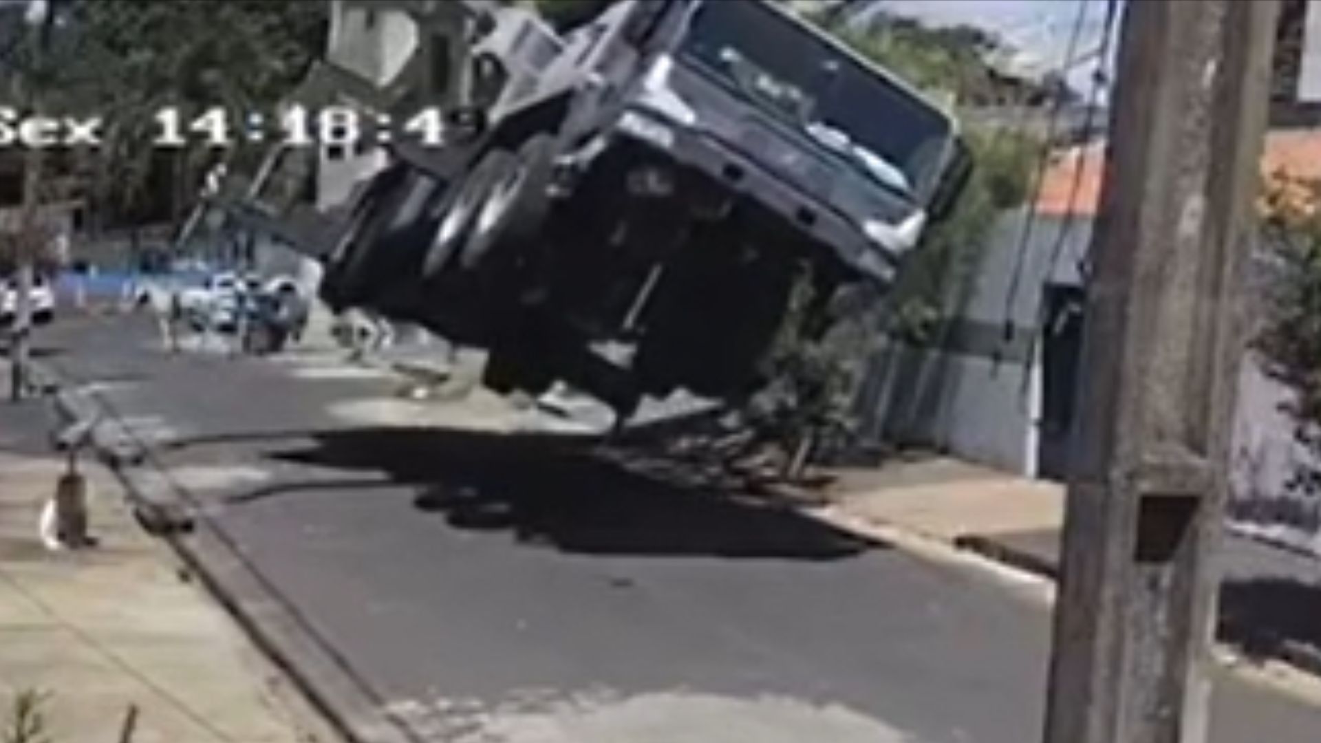 Remoção do guindaste tombado com duas máquinas de 90 toneladas.. Reprodução: G1