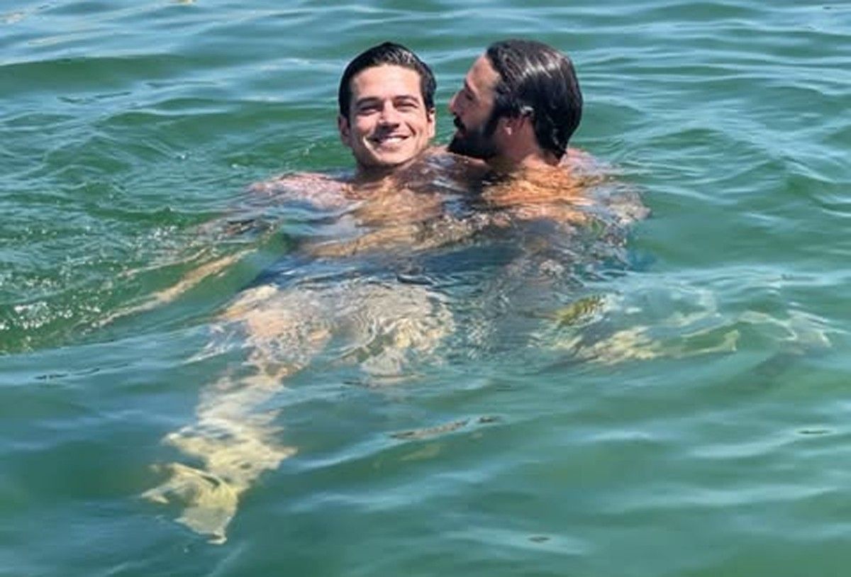 Marco Pigossi e Marco Calvani aproveitam romance na praia