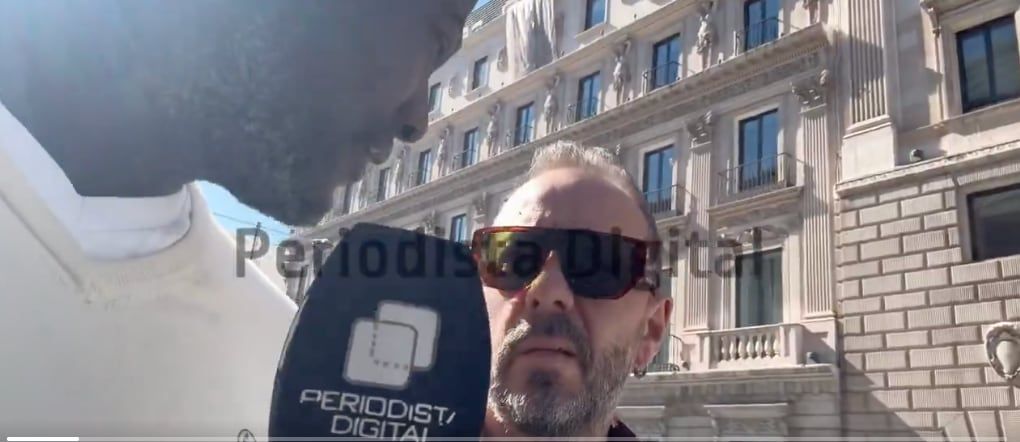 O jornalista Antonio Maestre denuncia agressão por parte do agitador ultradireita Bertrand Ndongo em frente ao Congresso. Reprodução: El País