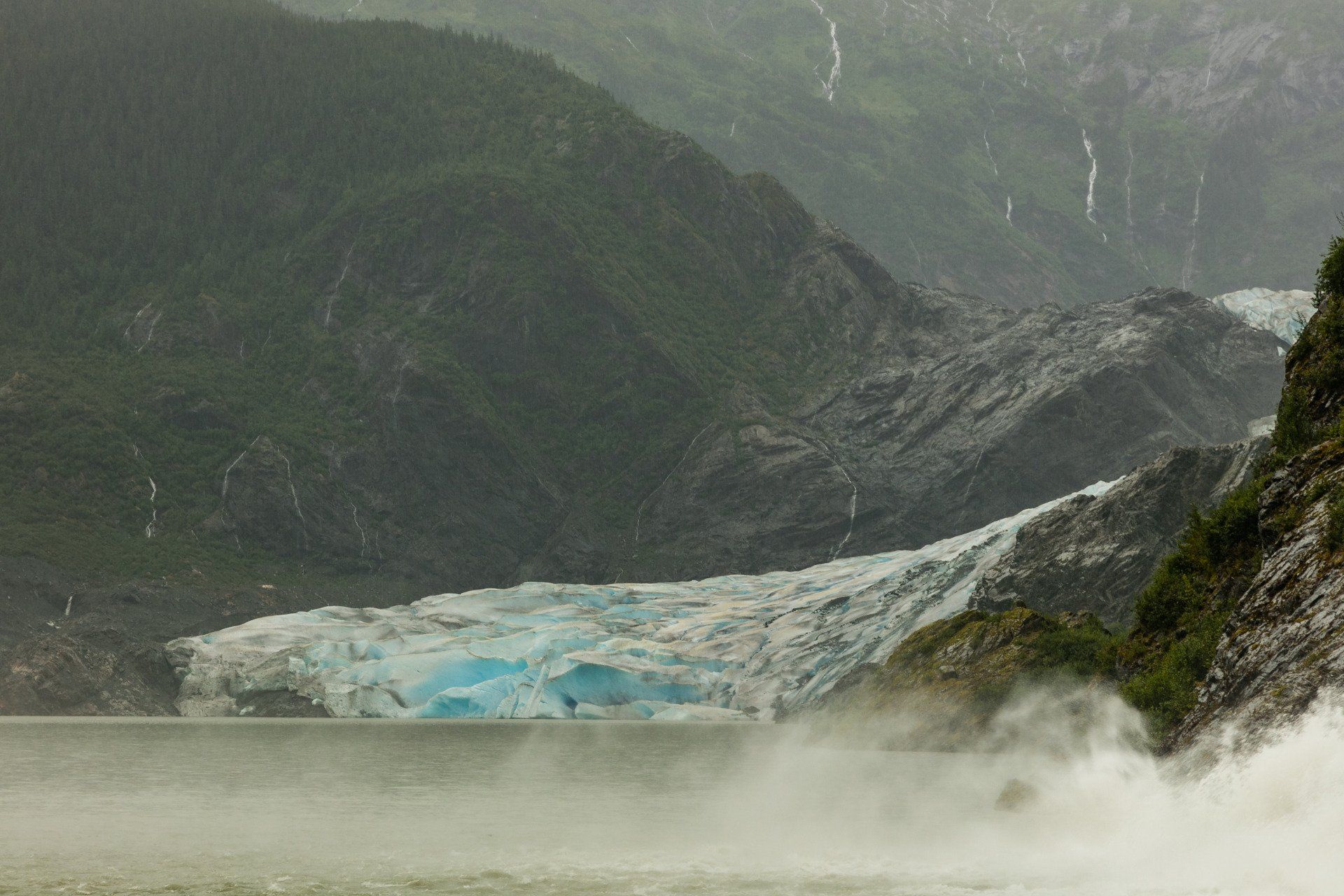 Glaciar no Alasca, em Juneau, pode causar terceiro recorde de inundação em três anos. Reprodução: Gizmodo