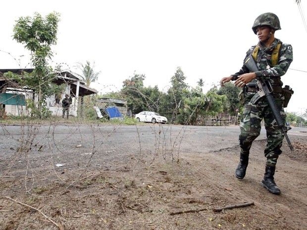 Soldado tailandês em patrulha na fronteira antes do início dos conflitos com o Camboja. Reprodução: Globo