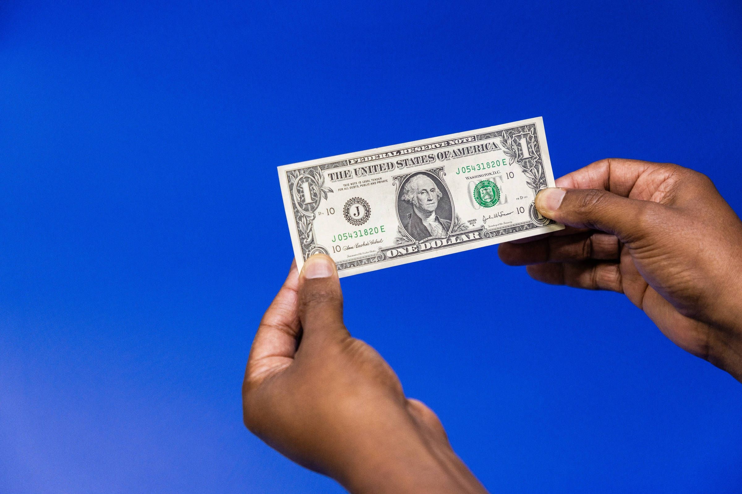 Dólar inicia queda com investidores atentos a dados econômicos