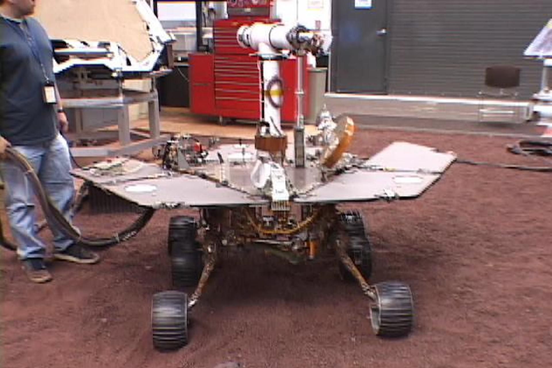 Modelo do rover Spirit da NASA é testado em laboratório para simular condições em Marte. Legenda da imagem. Reprodução: Gizmodo.