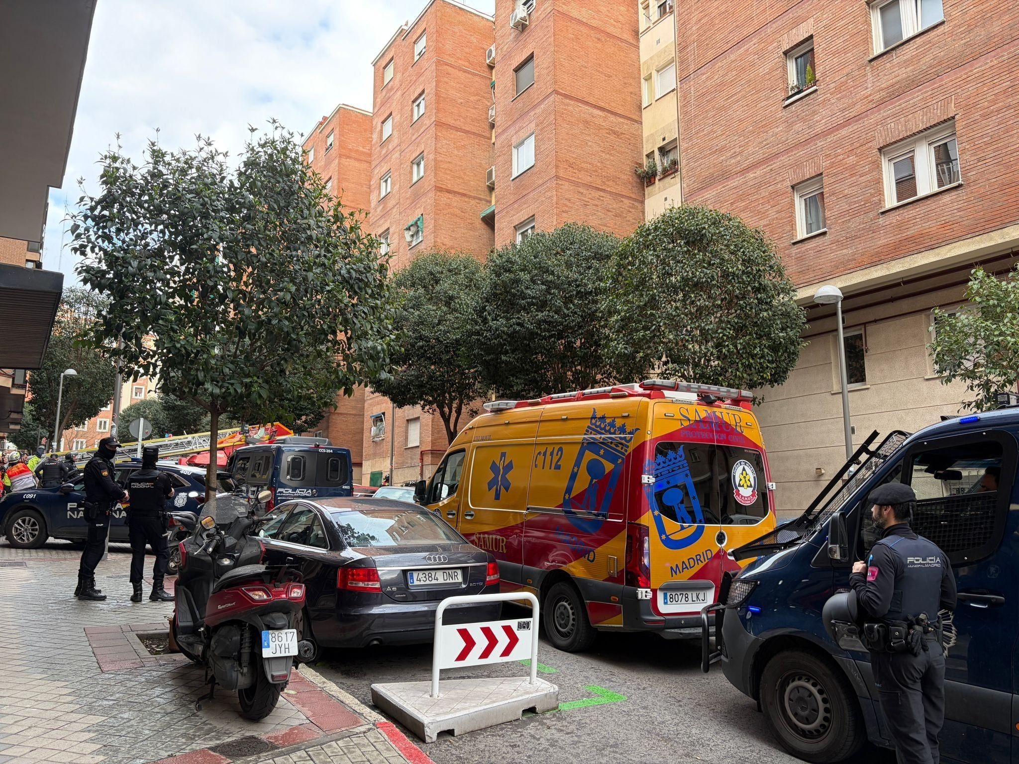 Homem é detido após se abrigar com katana em casa no Retiro. Reprodução: Elpais