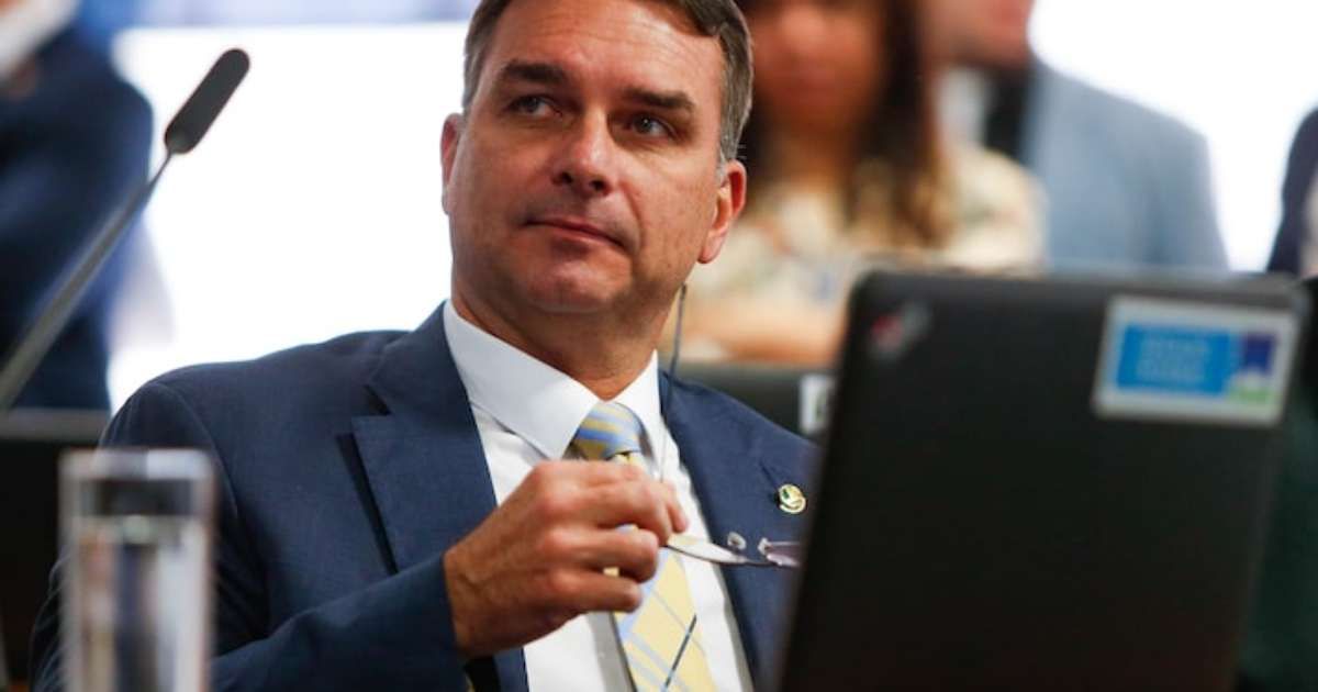 Flávio Bolsonaro pede TCU para investigar Lula