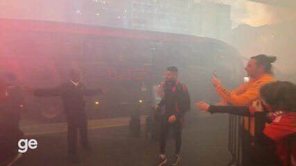 Vitão chega ao hotel do Inter em meio à recepção calorosa dos torcedores no Rio de Janeiro. Reprodução: Globo