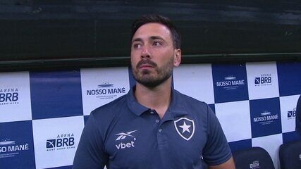 Davide Ancelotti visita o CT do Botafogo antes de sua estreia como treinador. Reprodução: Globo