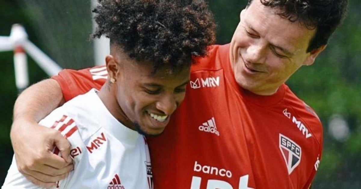 Técnico Diniz e jogador Tchê Tchê se reencontram após polêmica de desrespeito público. Reprodução: R7