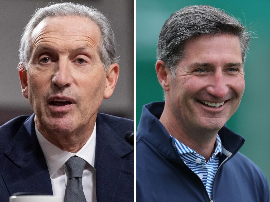 Howard Schultz elogia a Brian Niccol por seu plano de recuperação da Starbucks em evento. Reprodução: Business Insider