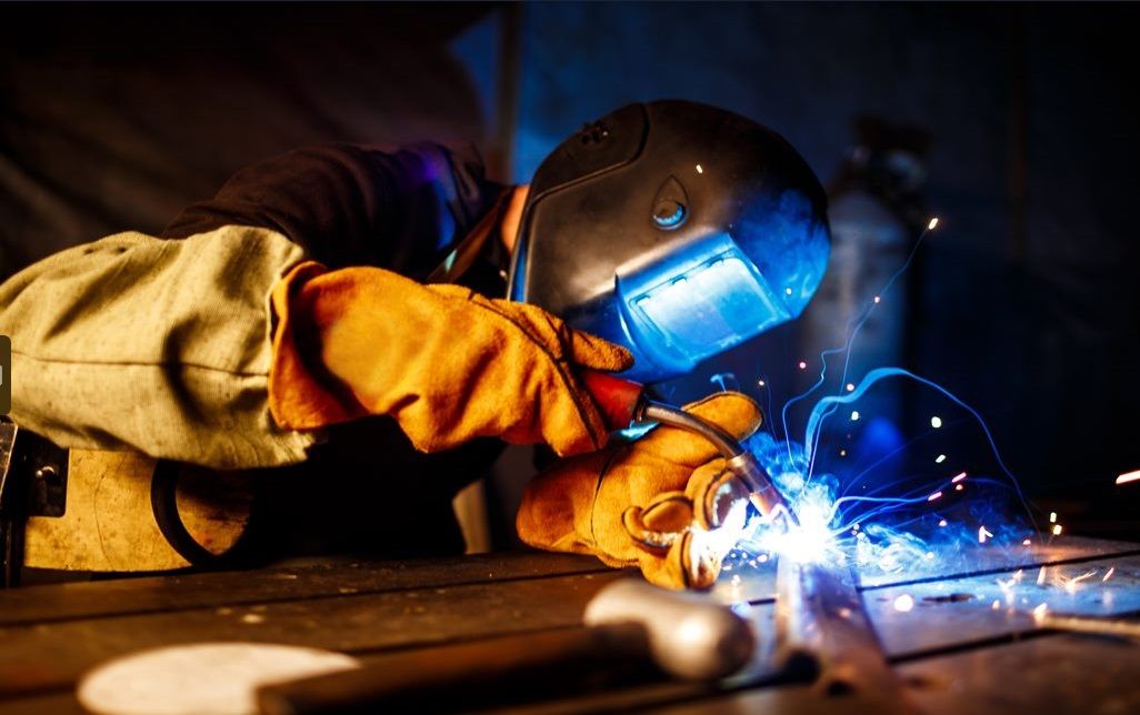 Produção industrial registra queda em dezembro e crescimento em 2024