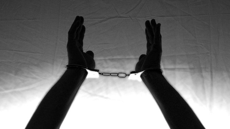 Homem é preso após matar o próprio pai de 90 anos com golpes de madeira