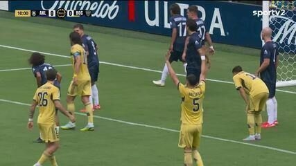 Cavani em campo durante a Copa do Mundo de Clubes, apesar das críticas no Boca Juniors. Reprodução: Globo