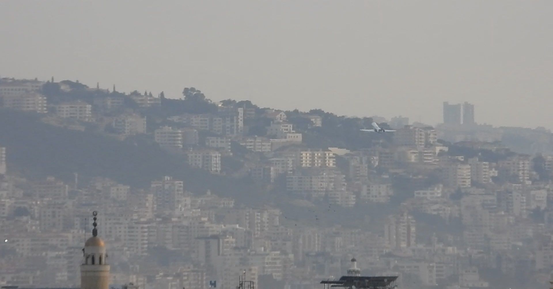 Bashar al-Assad fugindo de Damasco em um jato particular, levando bens e documentos confidenciais. Reprodução: Reuters