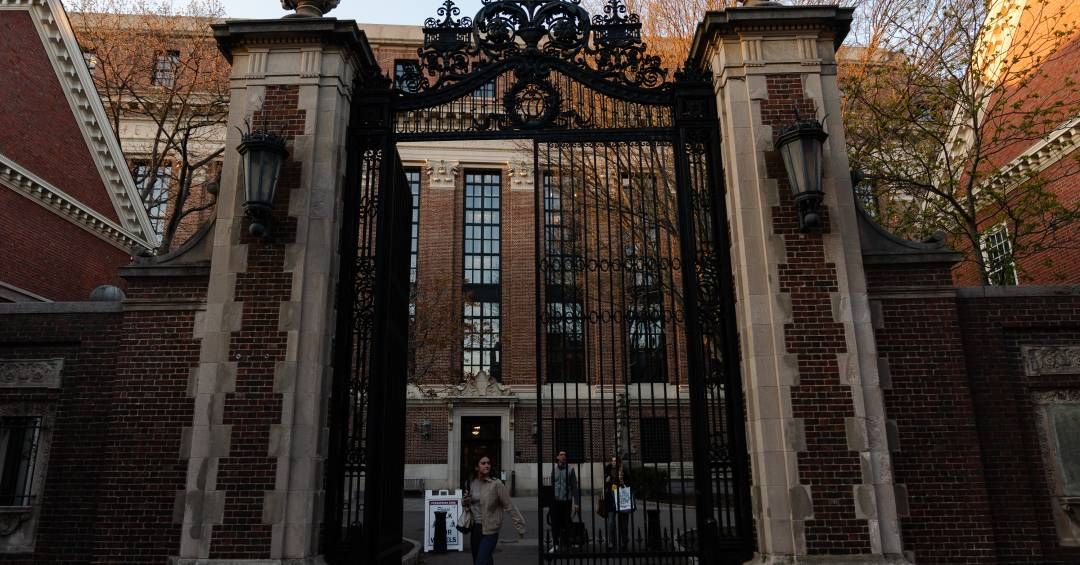 Governo Trump ameaça cortar financiamento de Harvard por falha em proteger estudantes judeus de antissemitismo.; Reprodução: Veja