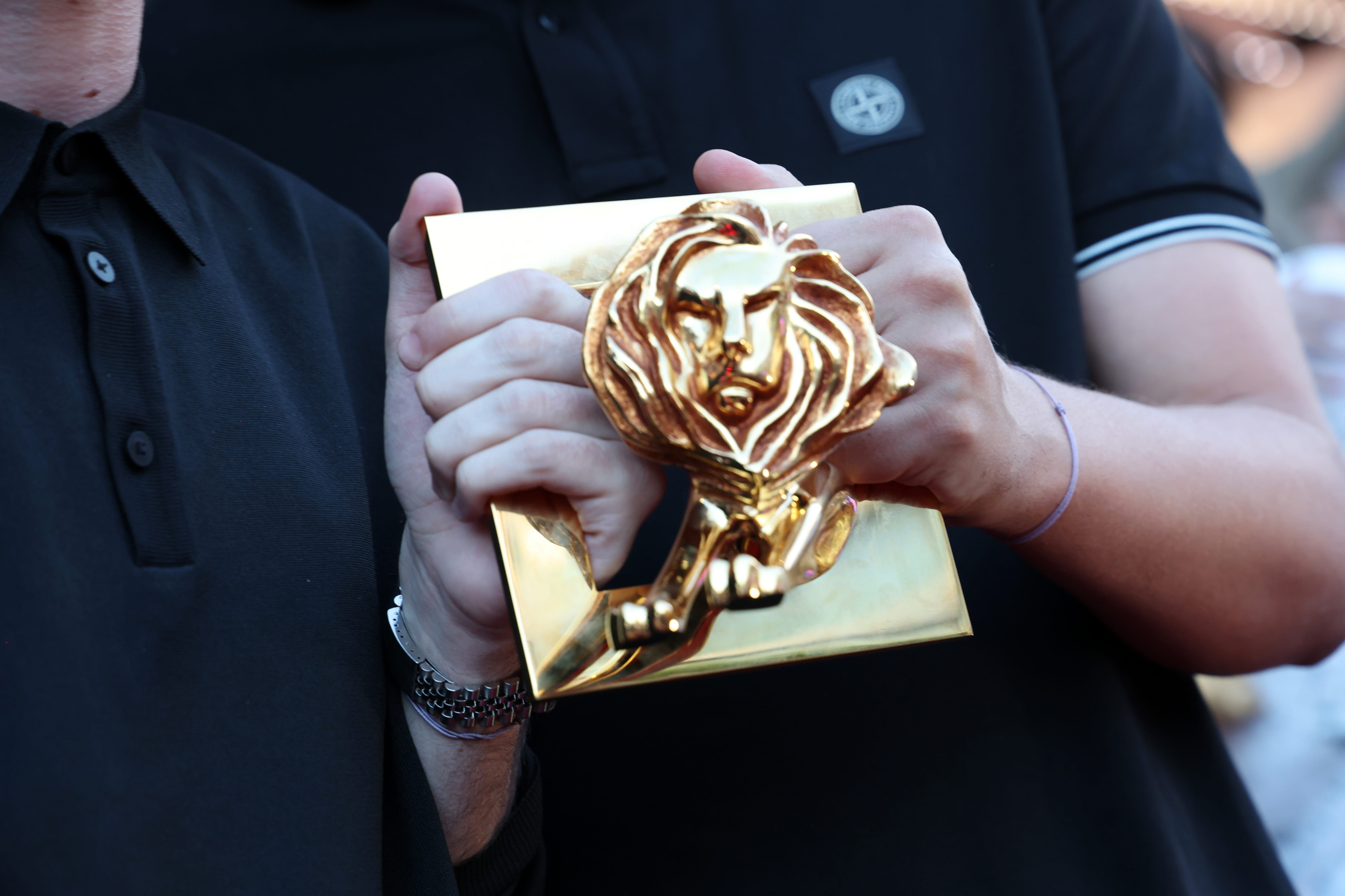 Profissionais de marketing se reúnem no Festival Cannes Lions 2024, trocando ideias e criando conexões. Reprodução: Business Insider