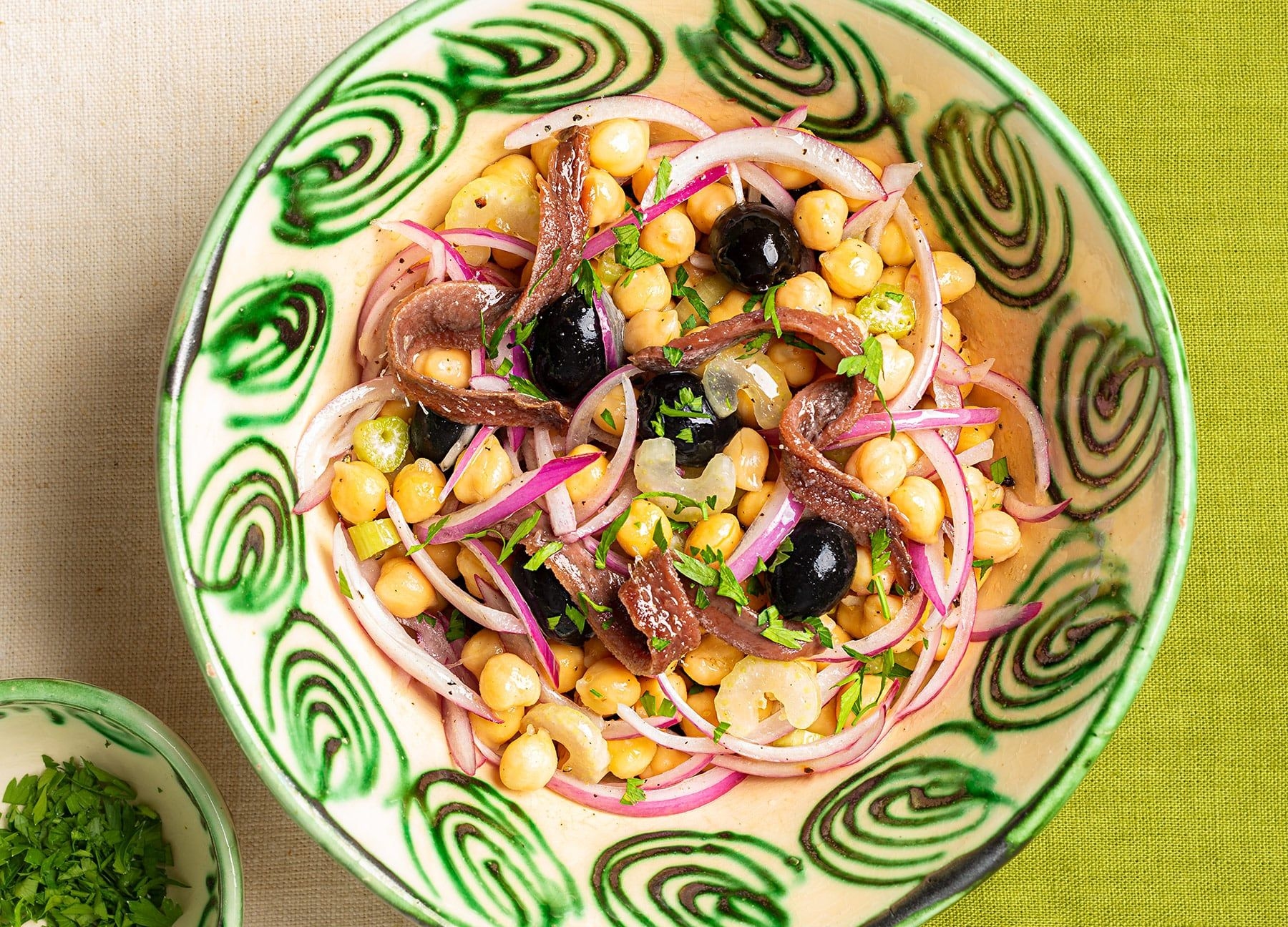 Salada de grão-de-bico com aipo, anchovas e azeitonas pretas: jantar rápido. Reprodução: El País