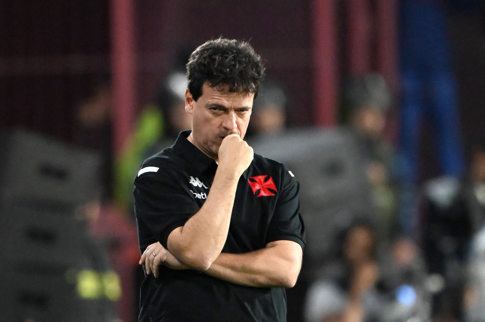 Técnico Fernando Diniz avalia jovens do Vasco para recuperação na temporada, mas com cautela. Reprodução: Globo