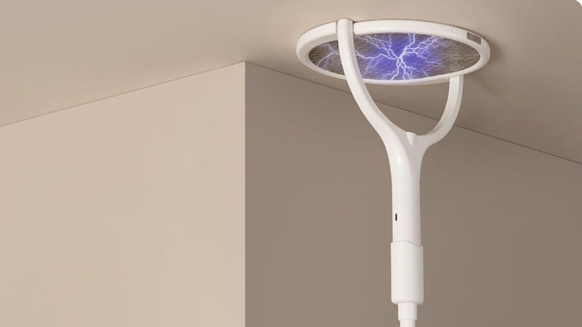 Matamoscas elétrico em formato de raqueta facilita a captura de insetos em paredes e tetos. Reprodução: El País