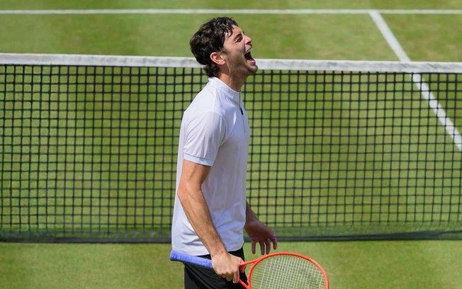Taylor Fritz se destacou ao acertar bola em Corentin Moutet durante o ATP 500 de Queen's. Reprodução: iG Esporte