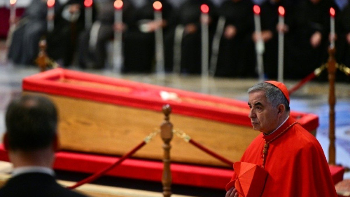 Angelo Becciu, ex-cardeal do Vaticano, em destaque em nova reportagem. Reprodução: AFP