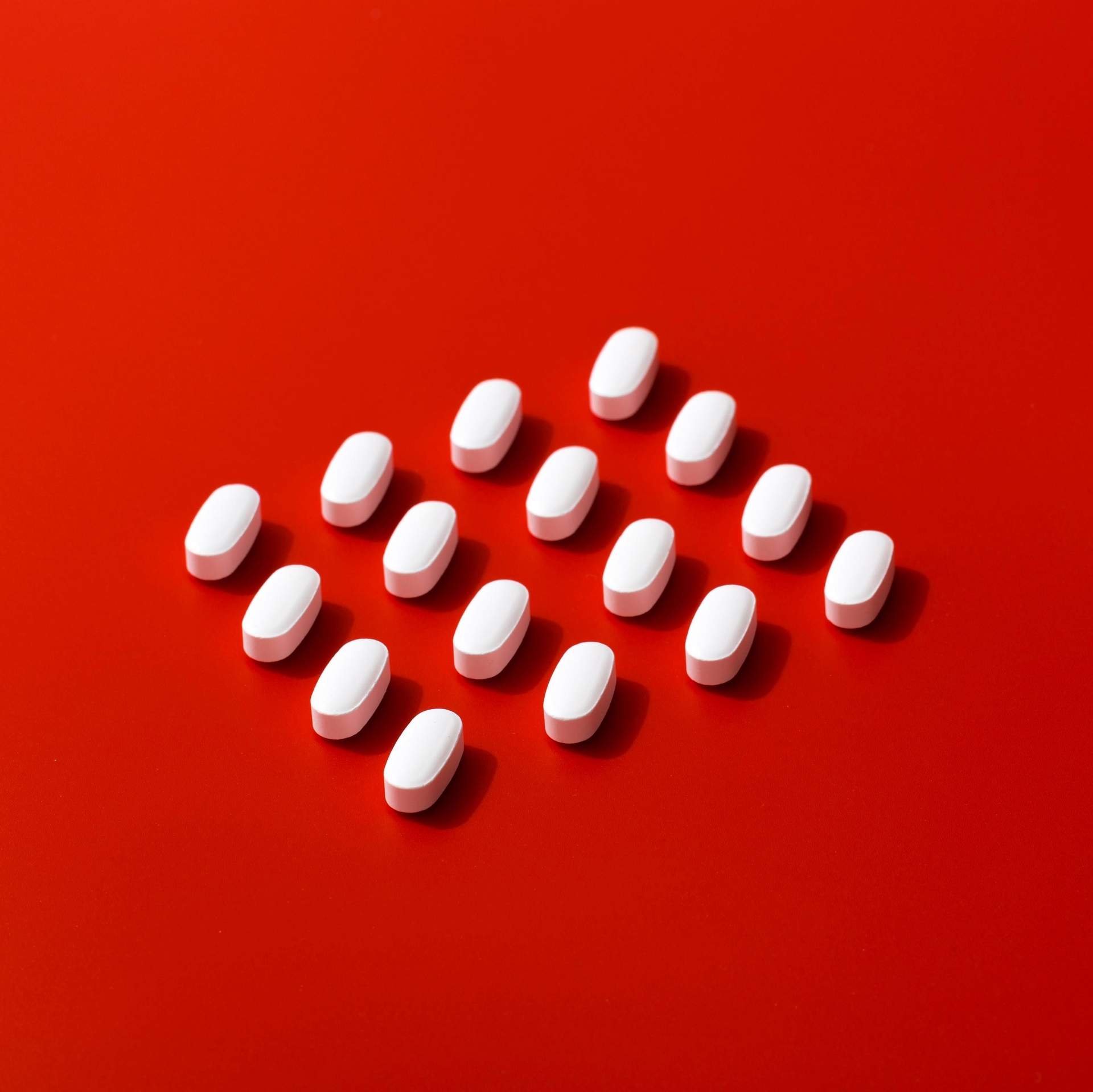 Comprimidos organizados: remédios usados no tratamento da insônia, como o zolpidem. Legenda da imagem. Reprodução: O Globo