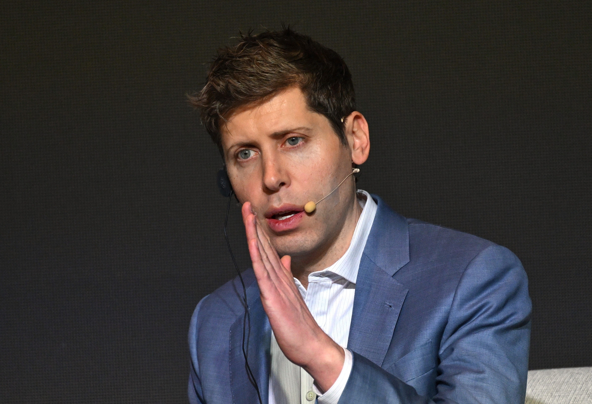Sam Altman, CEO da OpenAI, se distanciou da oferta de ações tokenizadas da Robinhood. Reprodução: Business Insider