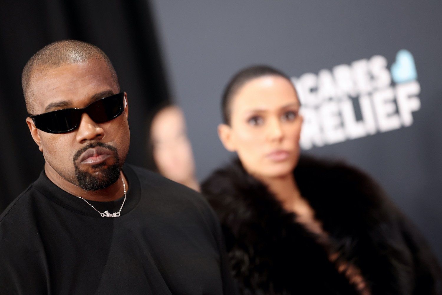 Kanye West faz sua estreia no mundo das criptomoedas durante os Grammys. Reprodução: Gizmodo