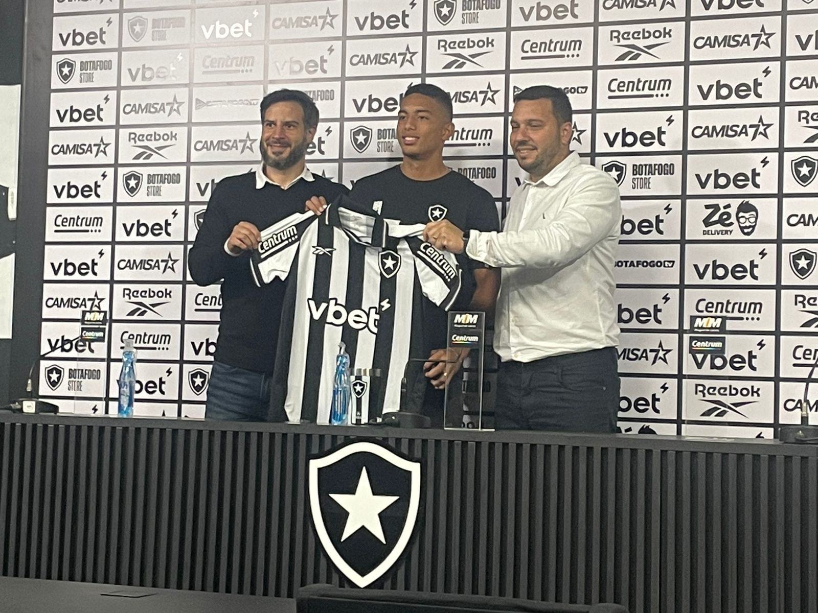 Jordan Barrera é apresentado como novo reforço do Botafogo, vestindo a camisa 14. Reprodução: Globo