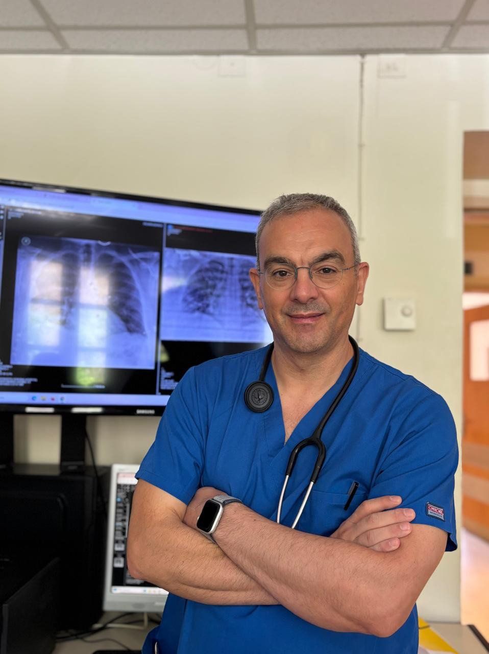 Dr. Thomas Tzimas aplica inteligência artificial em hospital público na Grécia para diagnóstico e gestão. Reprodução: Gizmodo