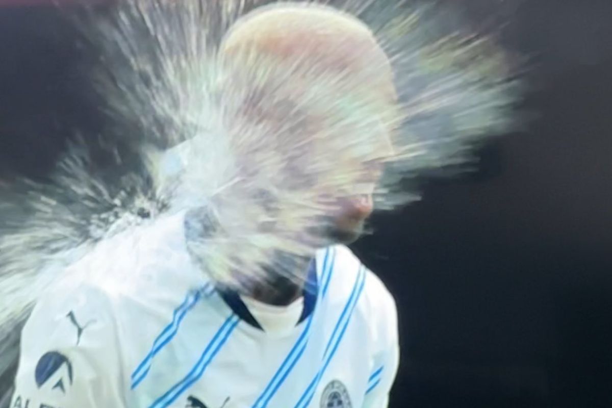 Anderson Talisca é atingido por copo durante comemoração