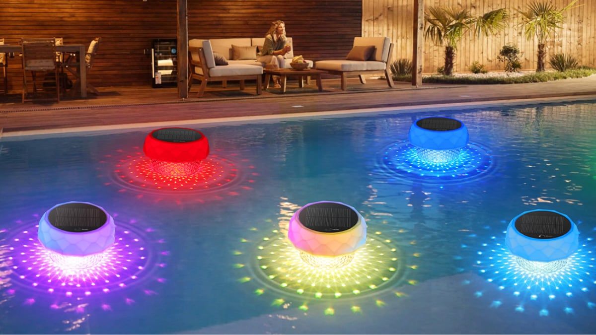 Luz colorida para piscina oferece quatro modos de iluminação para criar ambientes especiais. Reprodução: El País