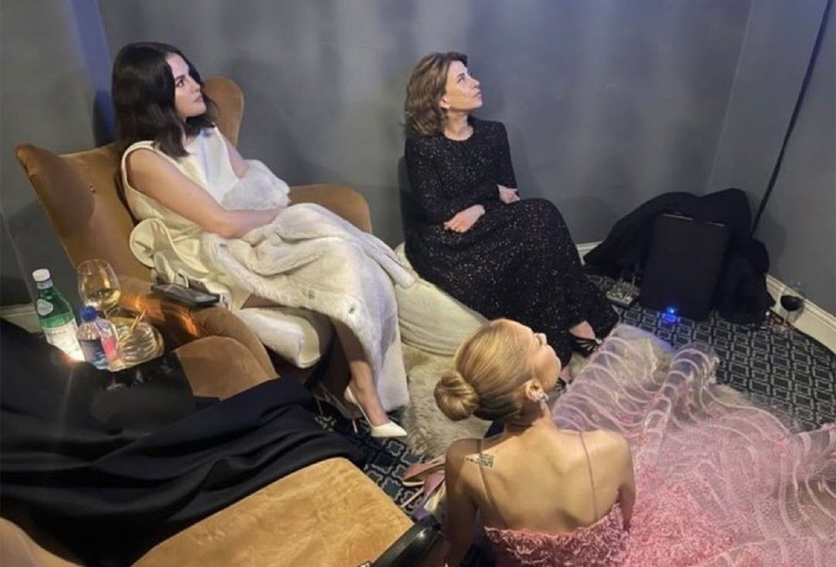 Fernanda Torres, Ariana Grande e Selena Gomez juntas em festa