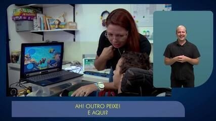 Crianças com deficiência usam tecnologia assistiva para se comunicar e expressar sua autonomia. Legenda da imagem. Reprodução: g1