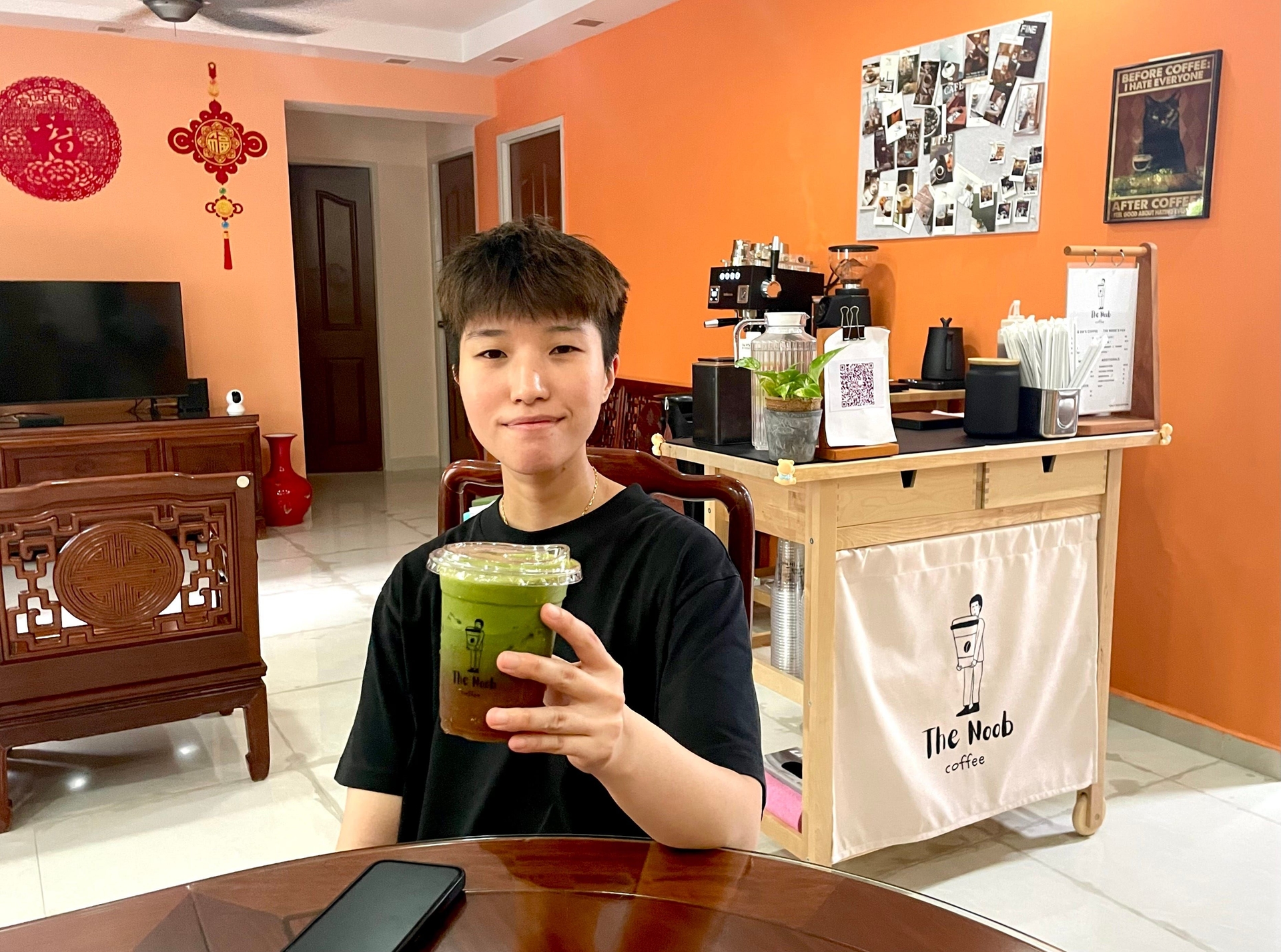 Chia Jin Fang, ex-chef, abre café em casa para cuidar da avó com demência. Reprodução: Aditi Bharade