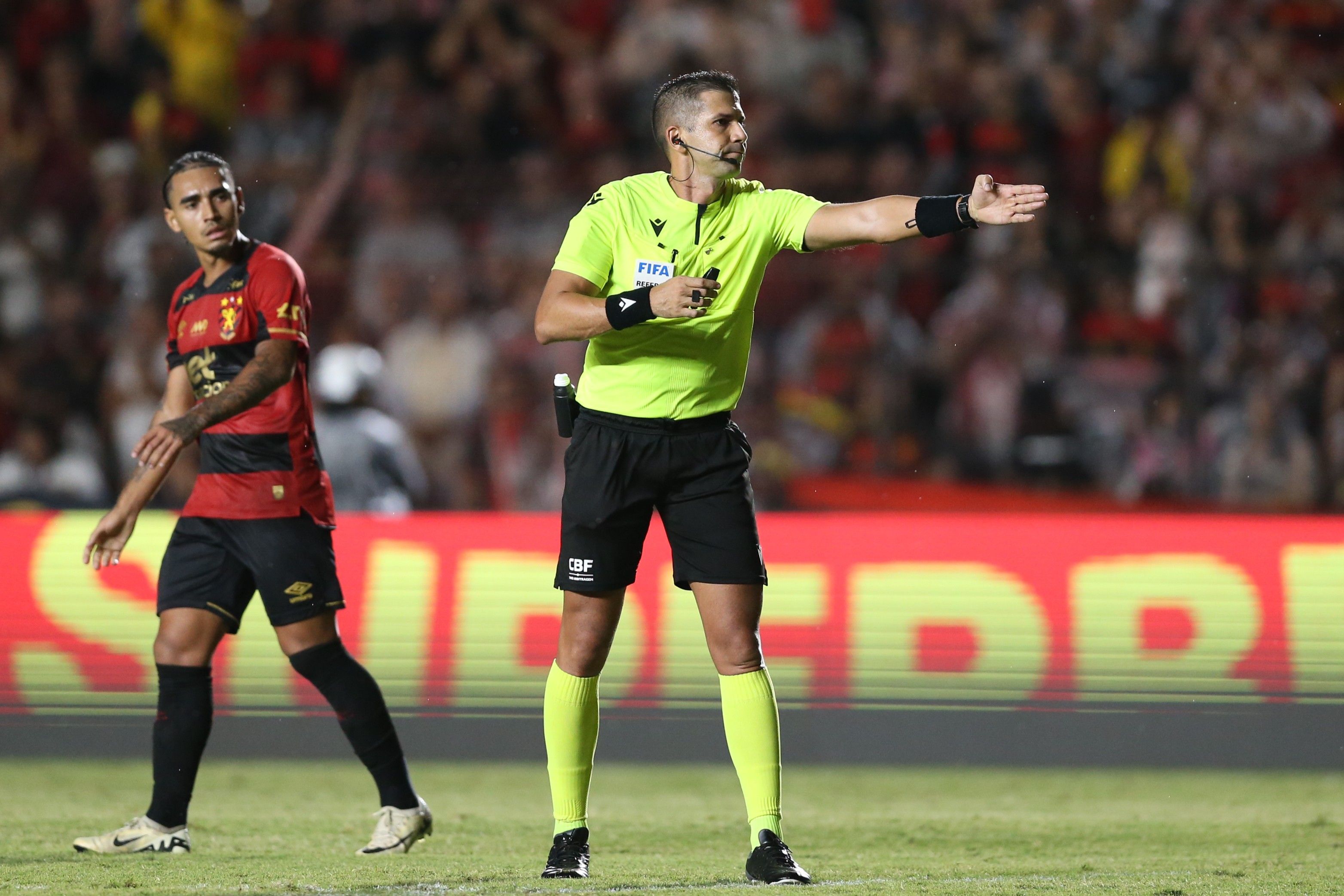 Tribunal irá investigar a conduta dos árbitros Bruno Arleu e Rodrigo Nunes de Sá. Reprodução: Globo