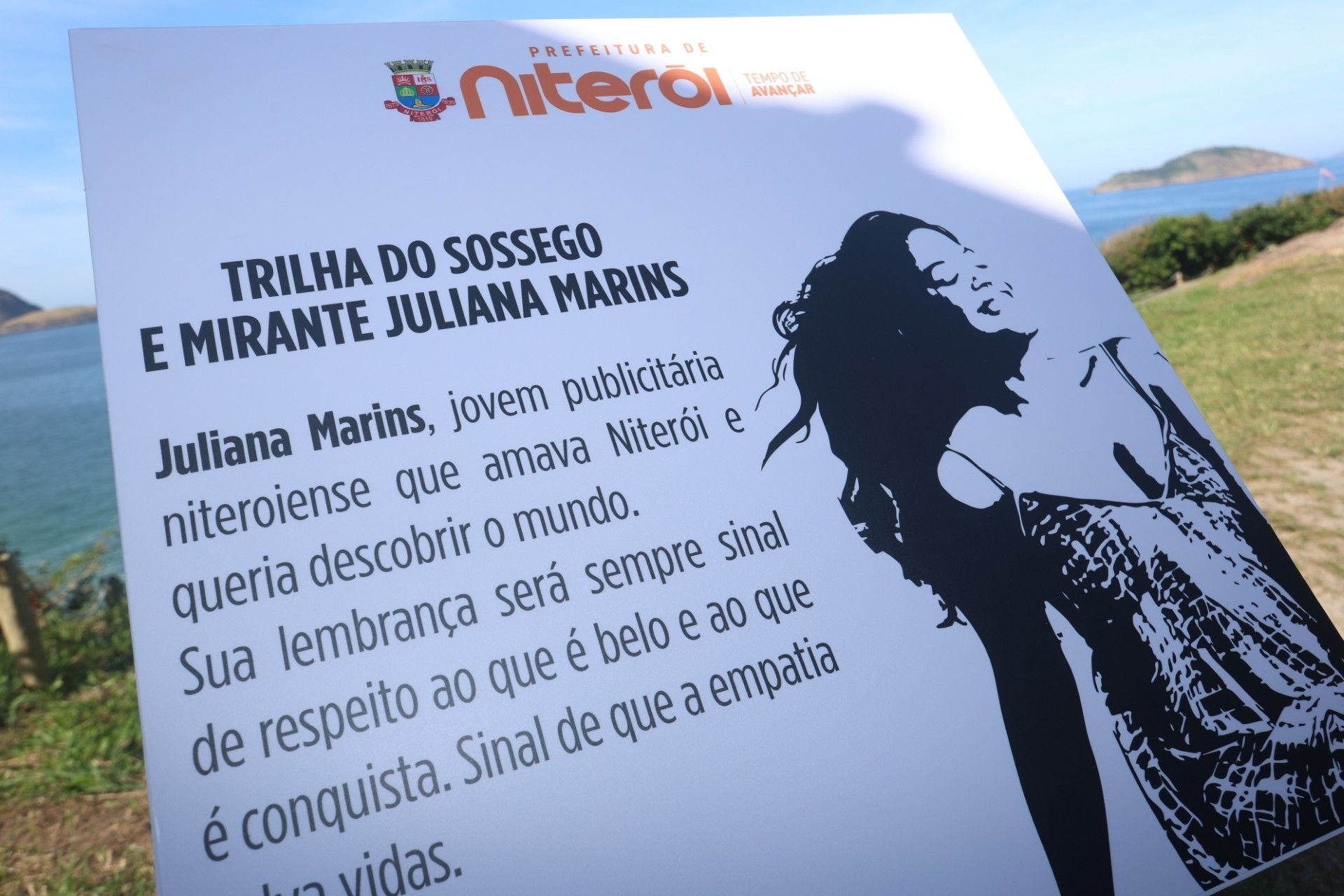 Placa em homenagem a Juliana Marins será inaugurada no Mirante da Praia do Sossego. Reprodução: Globo