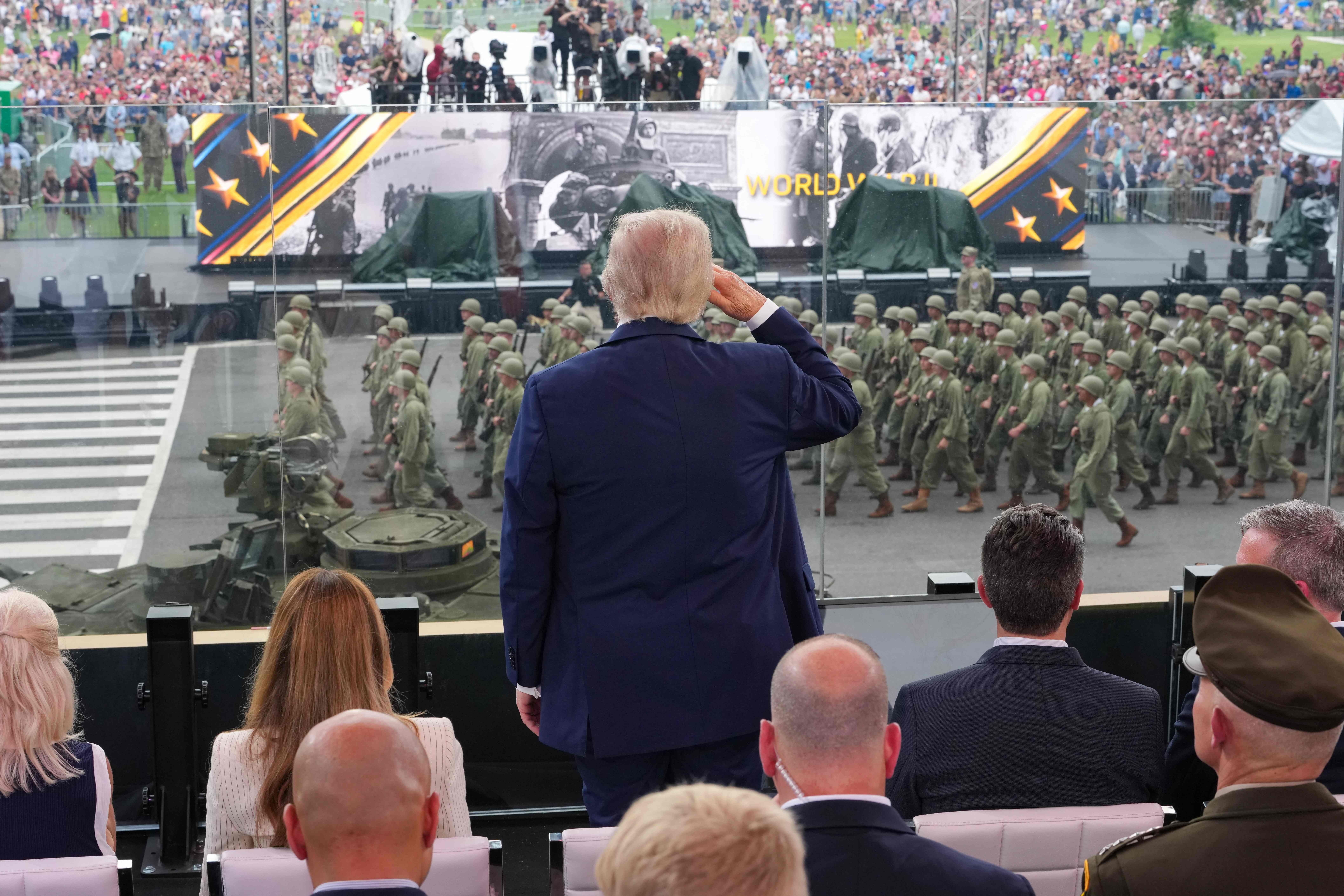 Presidente Trump celebra 79 anos com desfile militar em meio a protestos contra seu governo. Reprodução: Globo