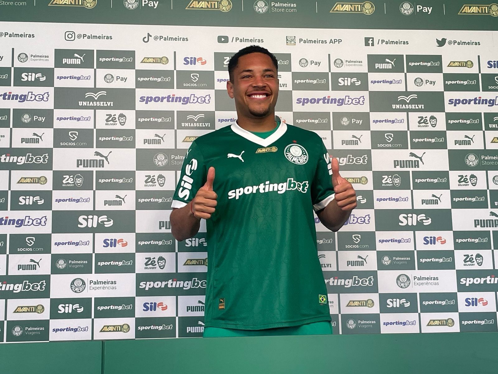 Vitor Roque comenta saída do Barcelona e ansiedade no Palmeiras