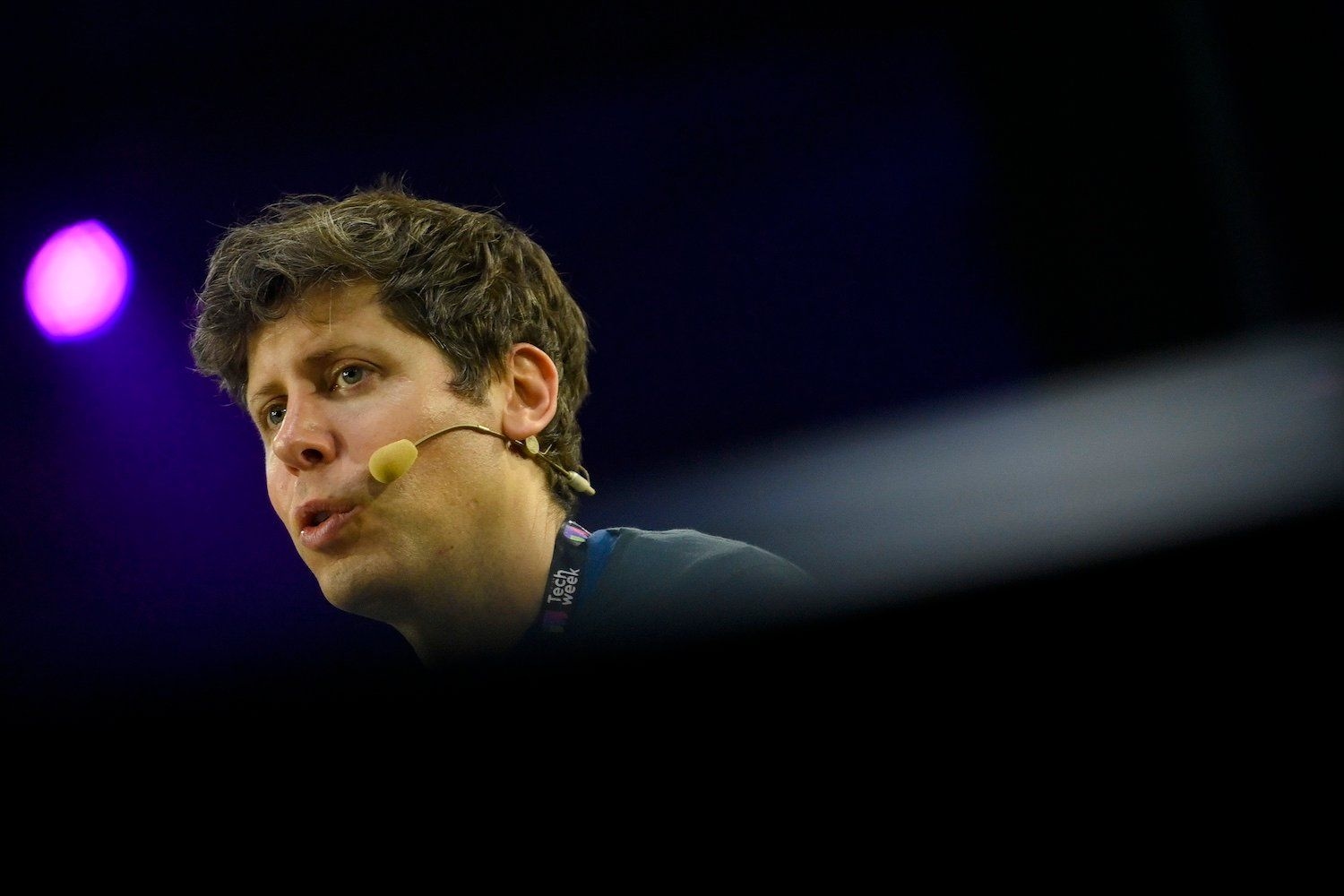 Sam Altman discute estratégias de aquisição de talentos em conferência sobre tecnologia na Itália. Reprodução: Gizmodo