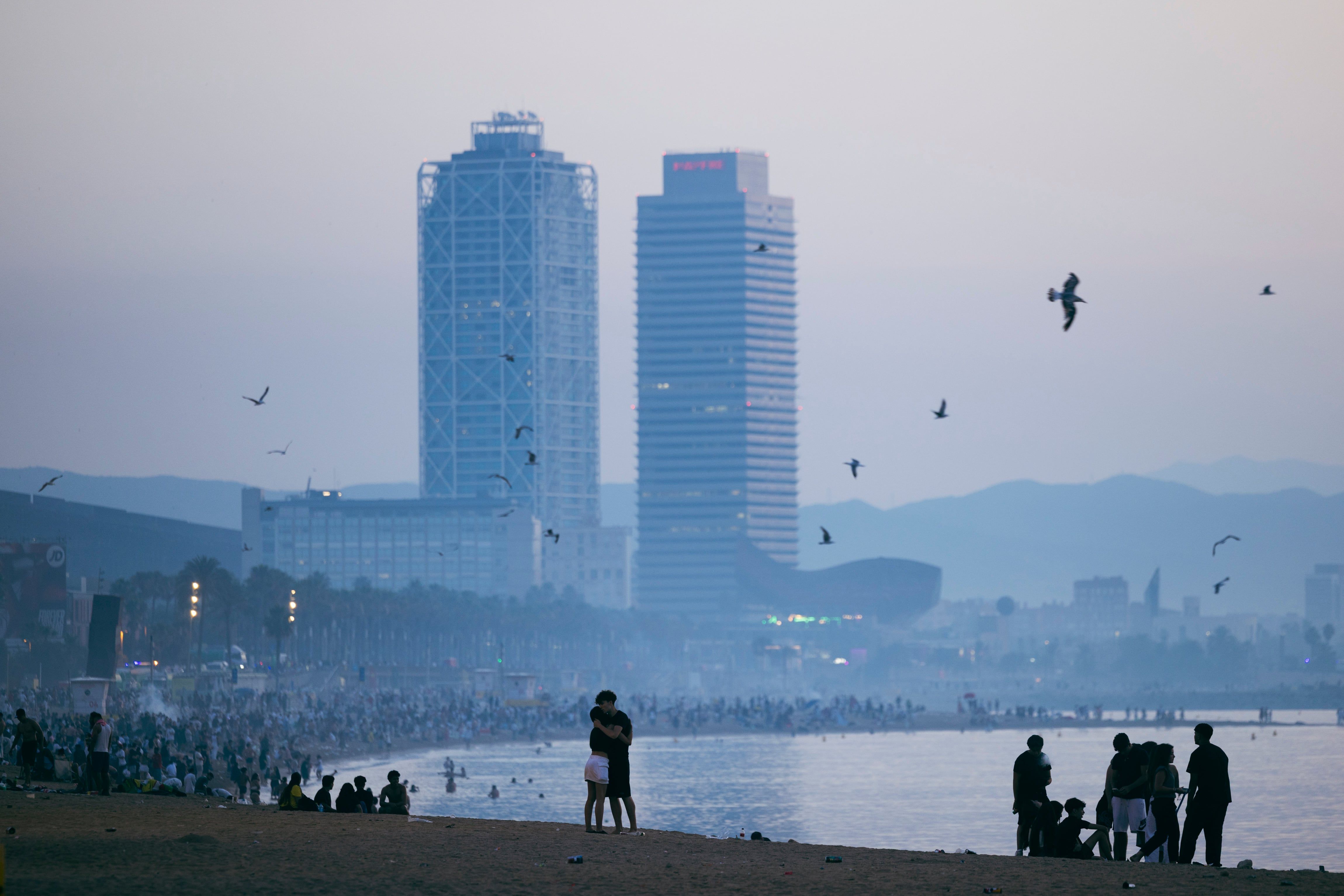 Praia de La Barceloneta em Barcelona recebe medidas de segurança para a festa de Sant Joan. Reprodução: El País