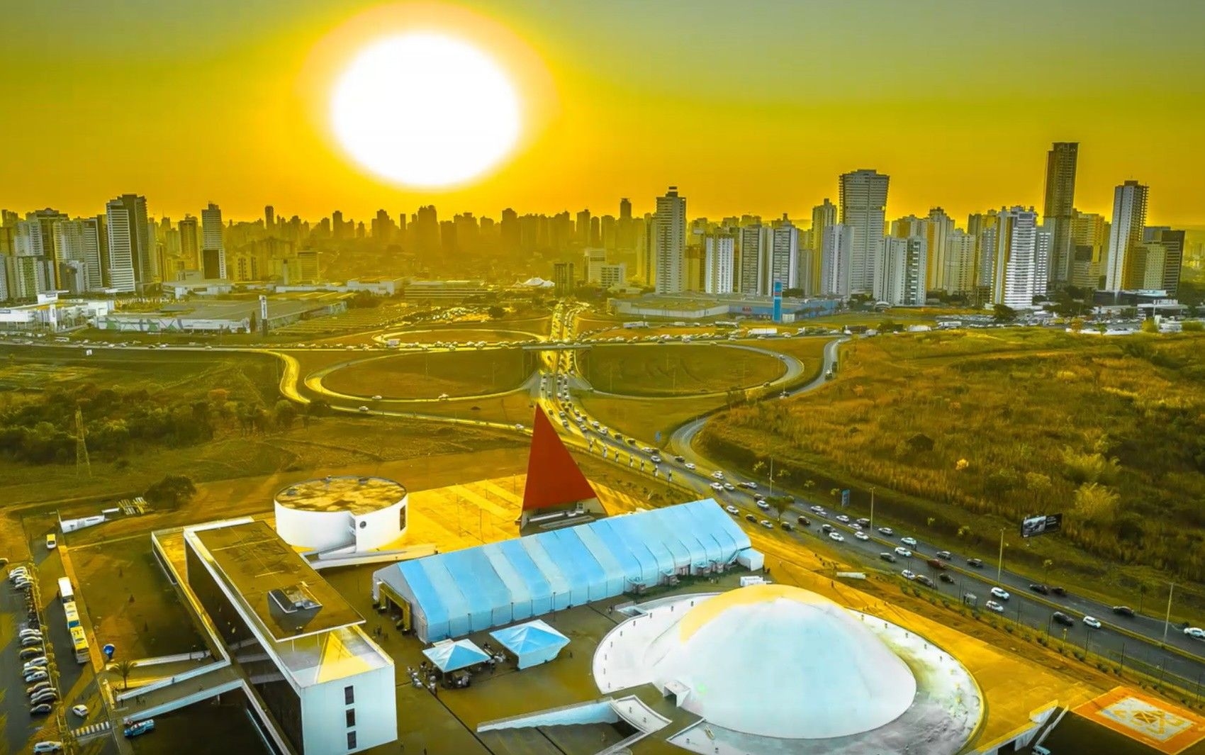 Vista do Centro Cultural Oscar Niemeyer em Goiânia ao pôr do sol enquanto o Brasil enfrenta tempo diverso. Legenda da imagem. Reprodução: Globo