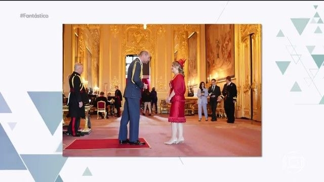 Gabriela Di Laccio recebe a Medalha de MBE das mãos do Príncipe William em Windsor. Legenda da imagem. Reprodução: Retorno do item 11
