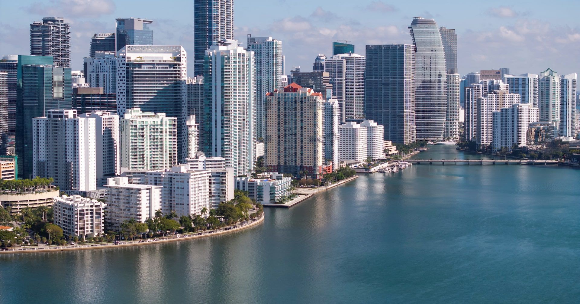 Aumento na venda de casas de veraneio por canadenses na Flórida devido a tensões com os EUA. Reprodução: Reuters