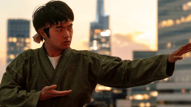 Ralph Macchio e Jackie Chan estrelam o novo filme lançado hoje nos cinemas. Reprodução: IGN Brasil