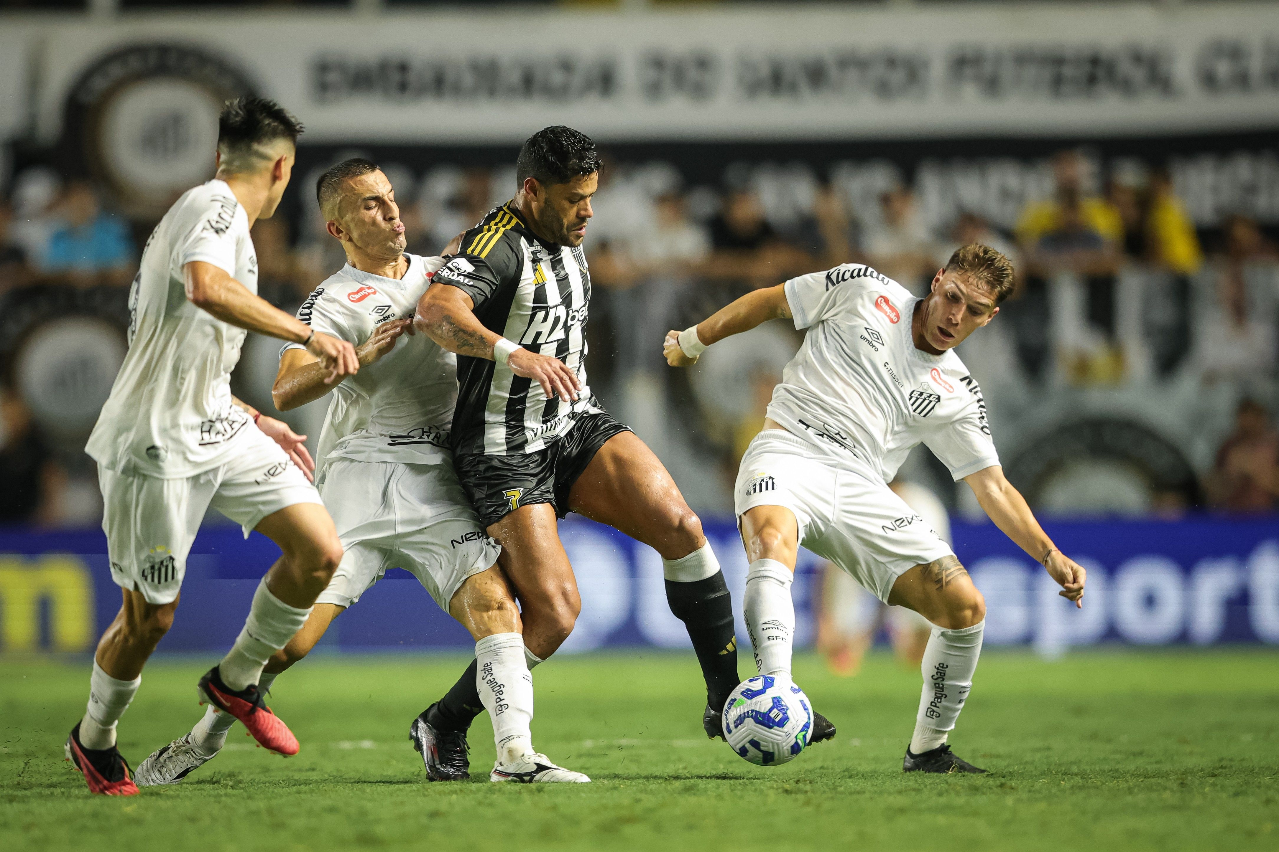 Time enfrenta dificuldades defensivas e ofensivas contra o Santos, reagindo tarde no jogo. Reprodução: Globo